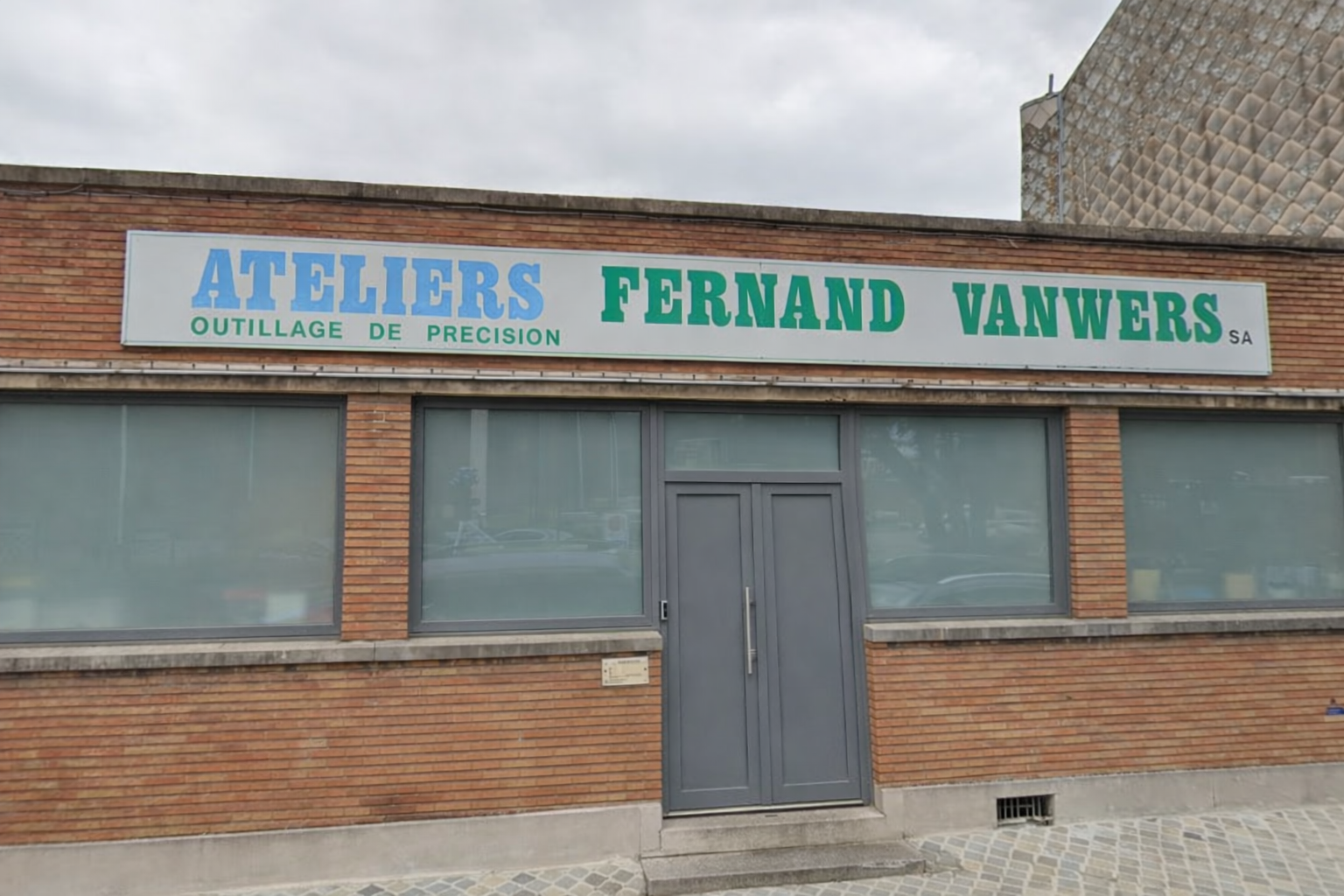 Ateliers Fernand Vanwers sous ciel nuageux